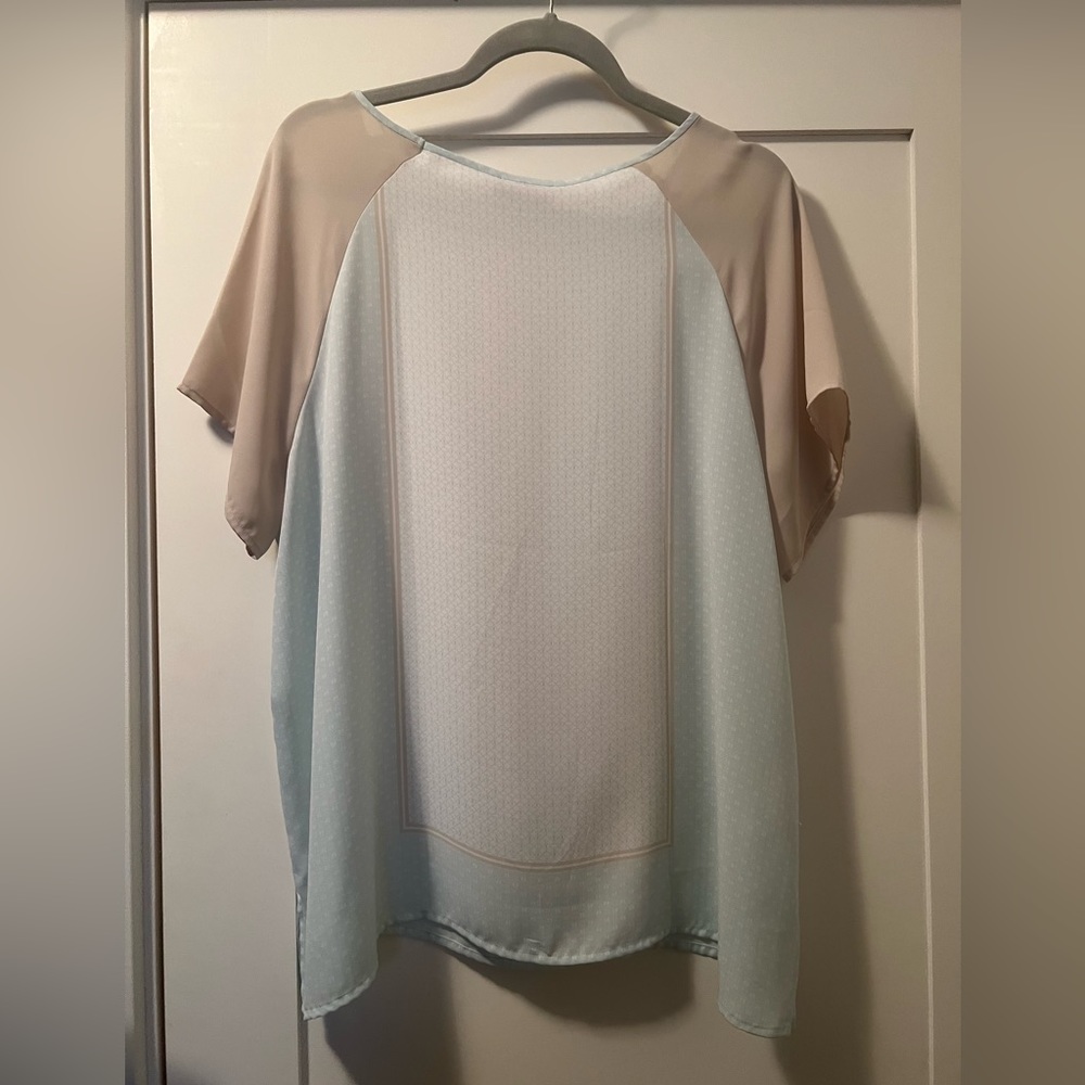 Loft Women’s Top - Picture 2 of 3